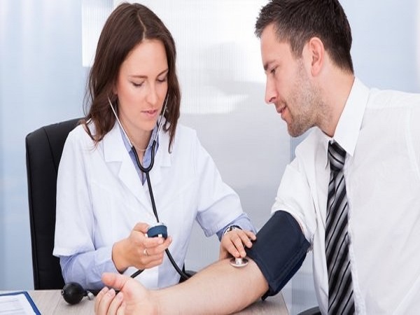 sức khỏe nam giới tuổi trung niên cần được thăm khám định kỳ
