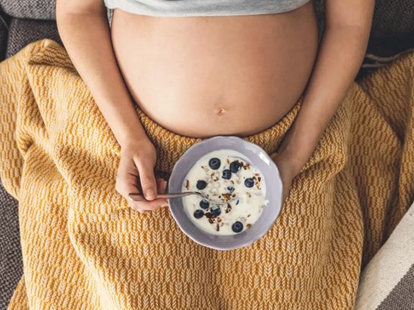 Đi tìm bí quyết ăn gì để không mệt khi đi xa lúc mang thai?