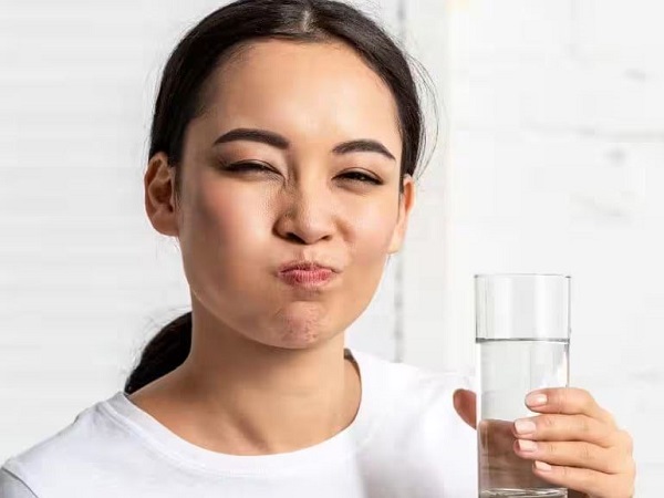 Súc miệng bằng nước muối ấm